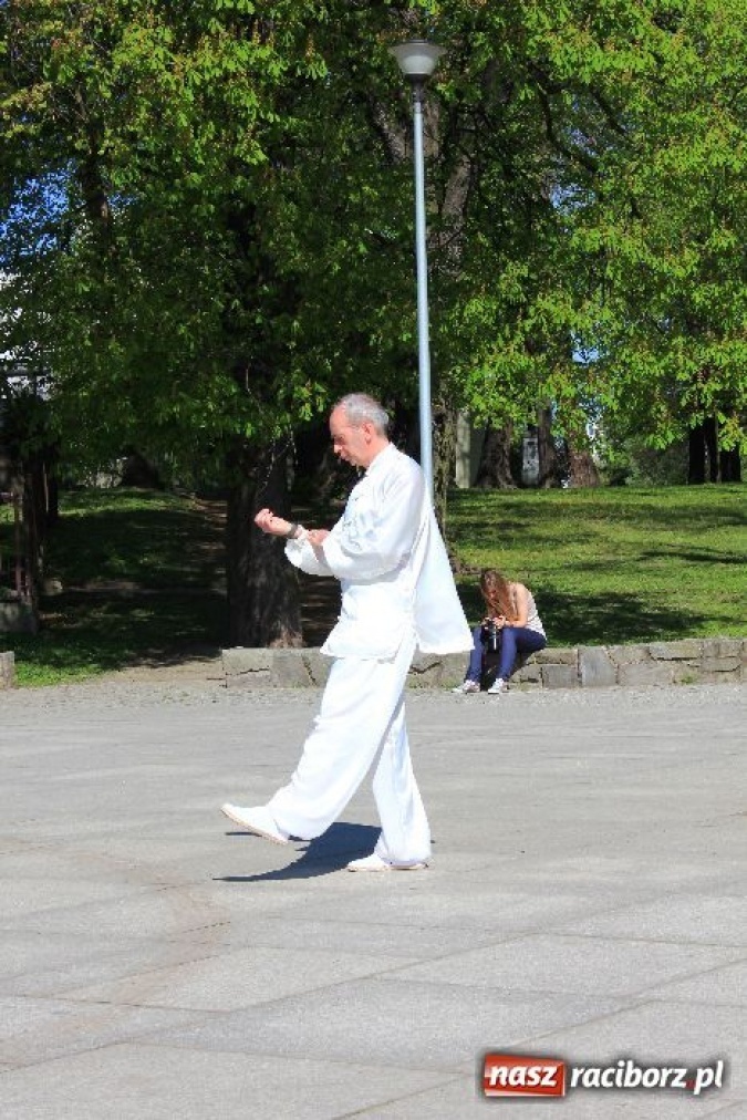 Zdjęcie w galerii na portalu naszraciborz.pl: Światowy Dzień Tai Chi w Parku Roth wiadomości z regionu
