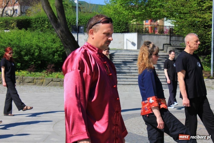 Zdjęcie w galerii na portalu naszraciborz.pl: Światowy Dzień Tai Chi w Parku Roth wiadomości z regionu
