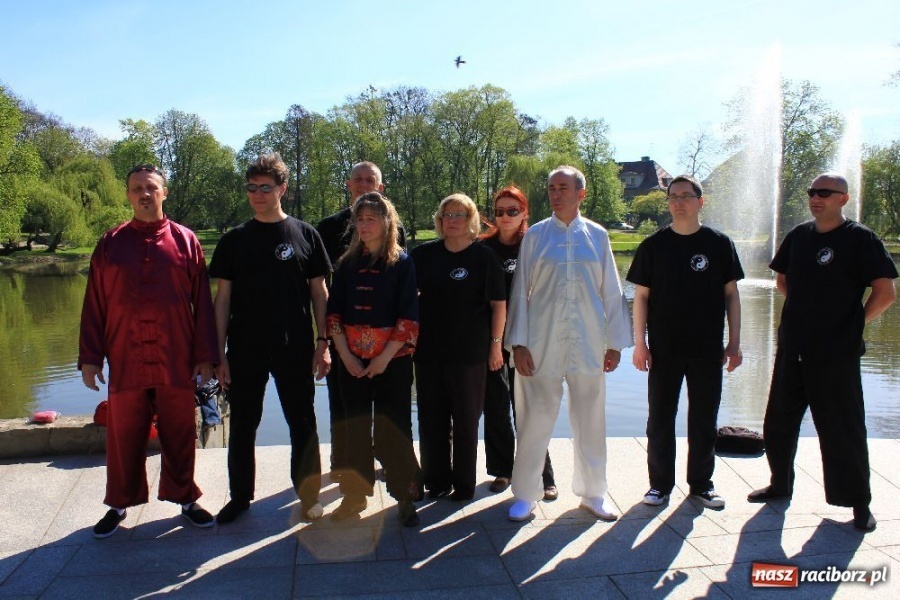 Zdjęcie w galerii na portalu naszraciborz.pl: Światowy Dzień Tai Chi w Parku Roth wiadomości z regionu