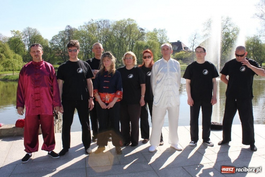 Zdjęcie w galerii na portalu naszraciborz.pl: Światowy Dzień Tai Chi w Parku Roth wiadomości z regionu