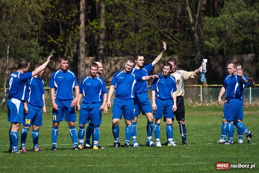 Zdjęcie w galerii na portalu naszraciborz.pl: Derby gminy Kuźnia bez bramek wiadomości z regionu