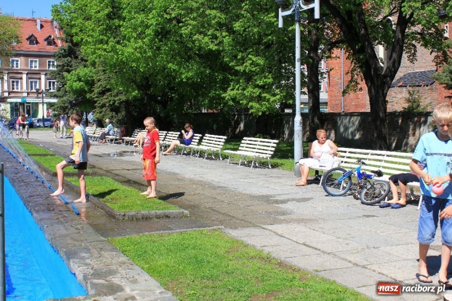 Zdjęcie w galerii na portalu naszraciborz.pl: Fontanna tryska. Dzieci się cieszą wiadomości z regionu