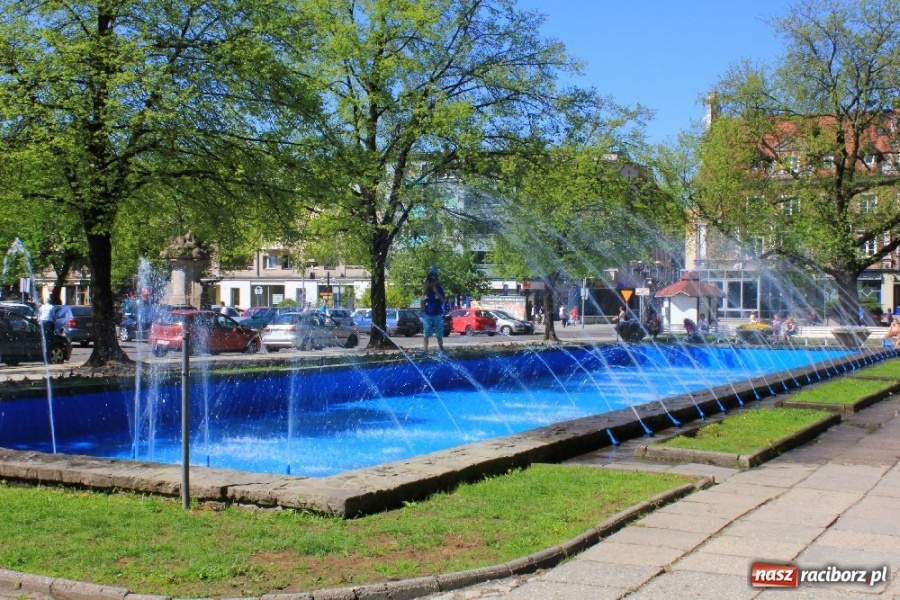 Zdjęcie w galerii na portalu naszraciborz.pl: Fontanna tryska. Dzieci się cieszą wiadomości z regionu