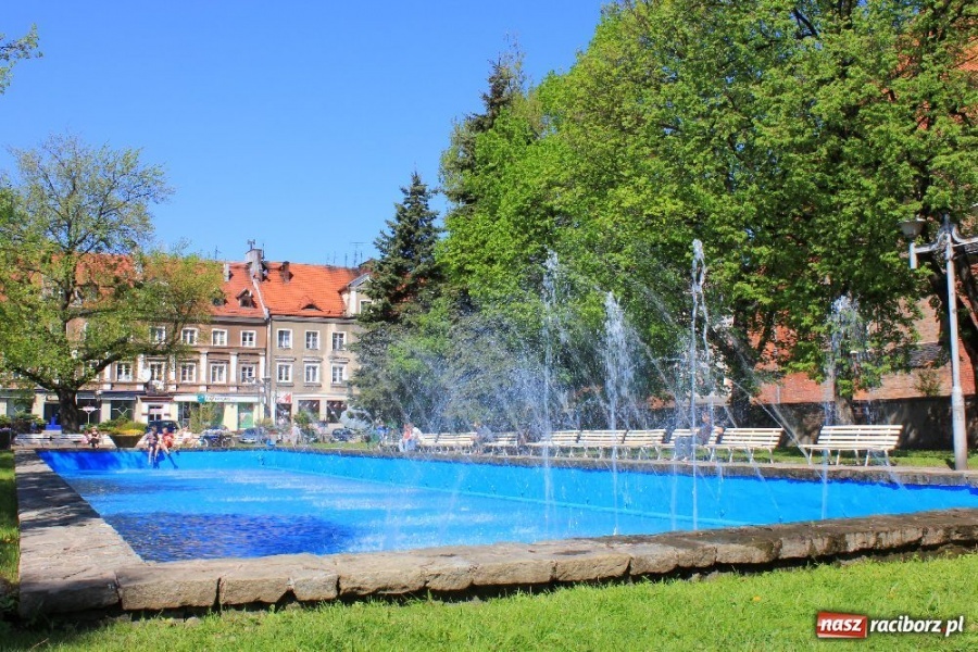 Zdjęcie w galerii na portalu naszraciborz.pl: Fontanna tryska. Dzieci się cieszą wiadomości z regionu