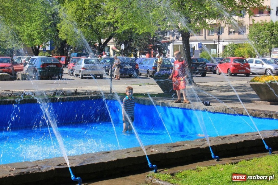 Zdjęcie w galerii na portalu naszraciborz.pl: Fontanna tryska. Dzieci się cieszą wiadomości z regionu