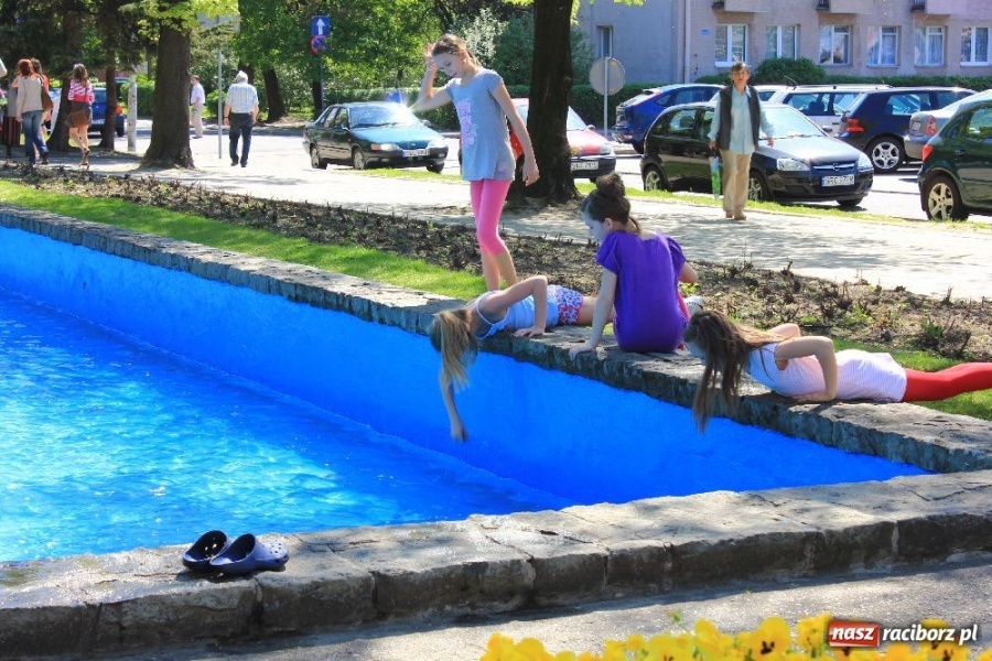 Zdjęcie w galerii na portalu naszraciborz.pl: Fontanna tryska. Dzieci się cieszą wiadomości z regionu