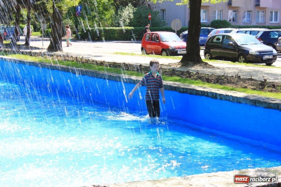 Zdjęcie w galerii na portalu naszraciborz.pl: Fontanna tryska. Dzieci się cieszą wiadomości z regionu