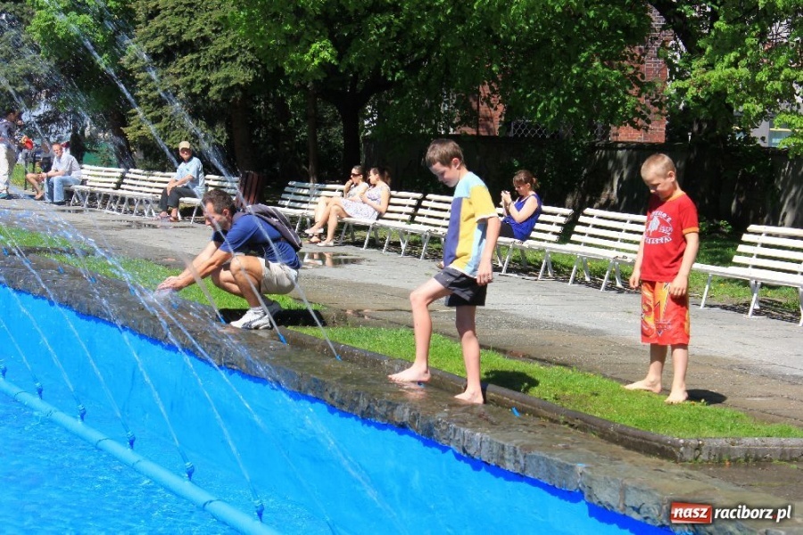 Zdjęcie w galerii na portalu naszraciborz.pl: Fontanna tryska. Dzieci się cieszą wiadomości z regionu
