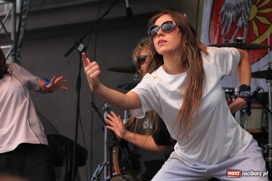 Zdjęcie w galerii na portalu naszraciborz.pl: Pokazy zespołów tanecznych na rynku wiadomości z regionu