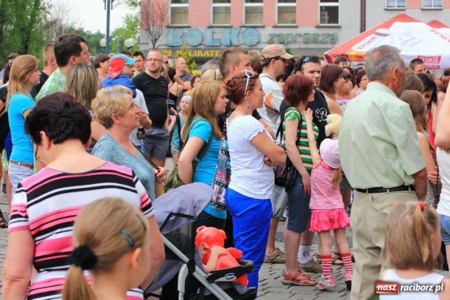 Zdjęcie w galerii na portalu naszraciborz.pl: Pokazy zespołów tanecznych na rynku wiadomości z regionu