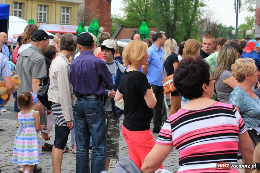 Zdjęcie w galerii na portalu naszraciborz.pl: Pokazy zespołów tanecznych na rynku wiadomości z regionu