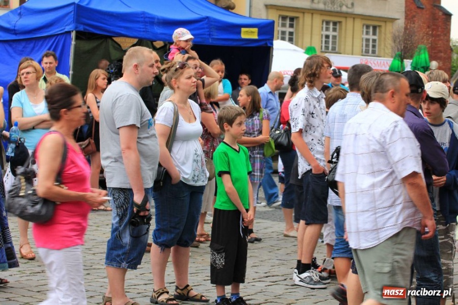 Zdjęcie w galerii na portalu naszraciborz.pl: Pokazy zespołów tanecznych na rynku wiadomości z regionu