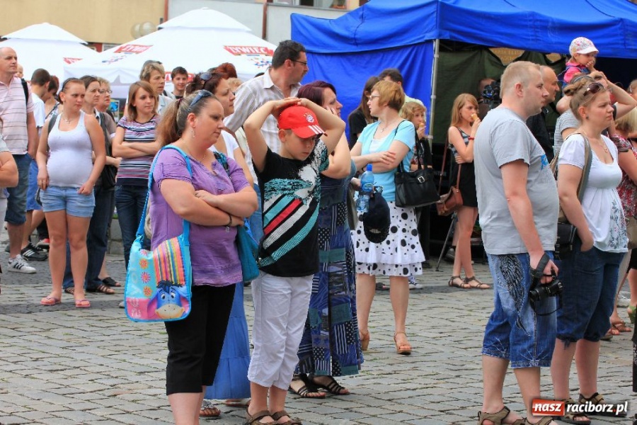 Zdjęcie w galerii na portalu naszraciborz.pl: Pokazy zespołów tanecznych na rynku wiadomości z regionu