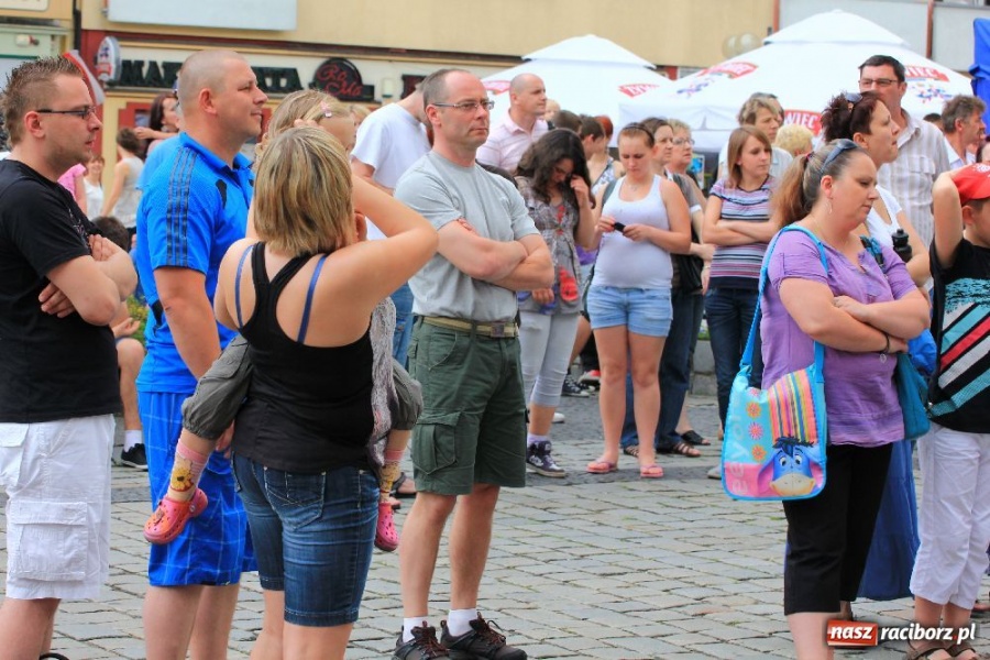 Zdjęcie w galerii na portalu naszraciborz.pl: Pokazy zespołów tanecznych na rynku wiadomości z regionu