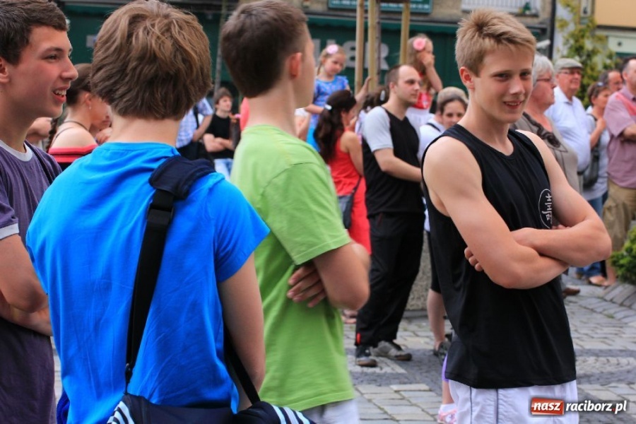 Zdjęcie w galerii na portalu naszraciborz.pl: Pokazy zespołów tanecznych na rynku wiadomości z regionu