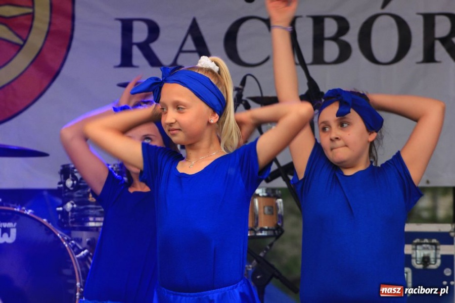 Zdjęcie w galerii na portalu naszraciborz.pl: Pokazy zespołów tanecznych na rynku wiadomości z regionu