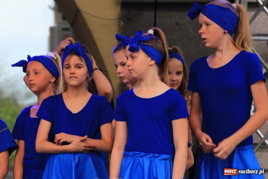 Zdjęcie w galerii na portalu naszraciborz.pl: Pokazy zespołów tanecznych na rynku wiadomości z regionu