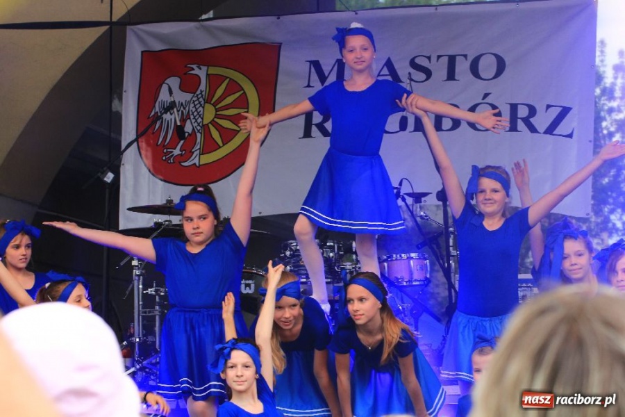 Zdjęcie w galerii na portalu naszraciborz.pl: Pokazy zespołów tanecznych na rynku wiadomości z regionu