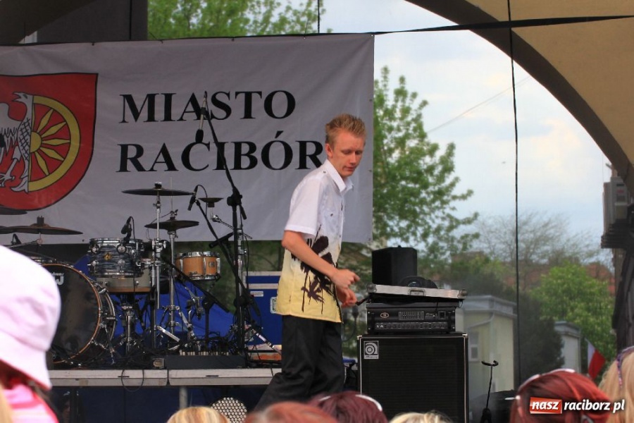 Zdjęcie w galerii na portalu naszraciborz.pl: Pokazy zespołów tanecznych na rynku wiadomości z regionu