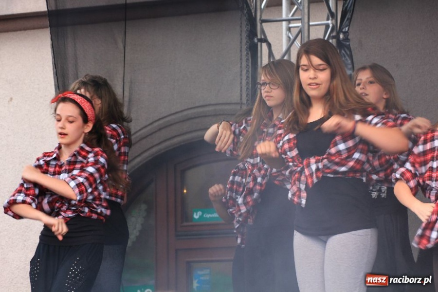 Zdjęcie w galerii na portalu naszraciborz.pl: Pokazy zespołów tanecznych na rynku wiadomości z regionu