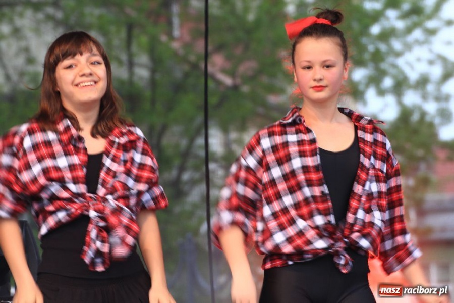Zdjęcie w galerii na portalu naszraciborz.pl: Pokazy zespołów tanecznych na rynku wiadomości z regionu