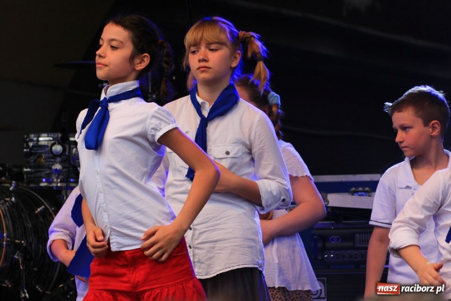 Zdjęcie w galerii na portalu naszraciborz.pl: Pokazy zespołów tanecznych na rynku wiadomości z regionu