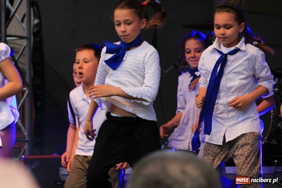 Zdjęcie w galerii na portalu naszraciborz.pl: Pokazy zespołów tanecznych na rynku wiadomości z regionu