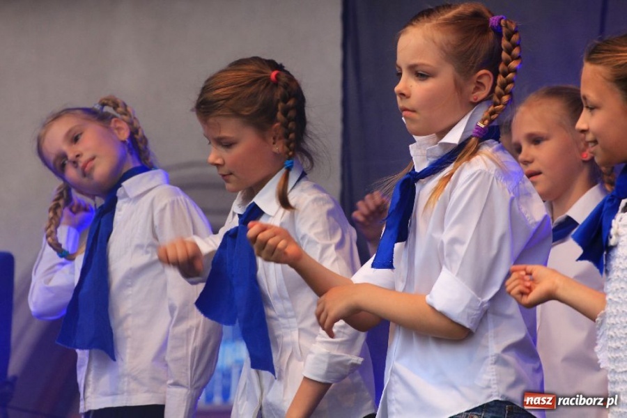 Zdjęcie w galerii na portalu naszraciborz.pl: Pokazy zespołów tanecznych na rynku wiadomości z regionu