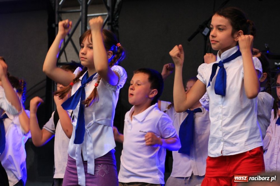 Zdjęcie w galerii na portalu naszraciborz.pl: Pokazy zespołów tanecznych na rynku wiadomości z regionu