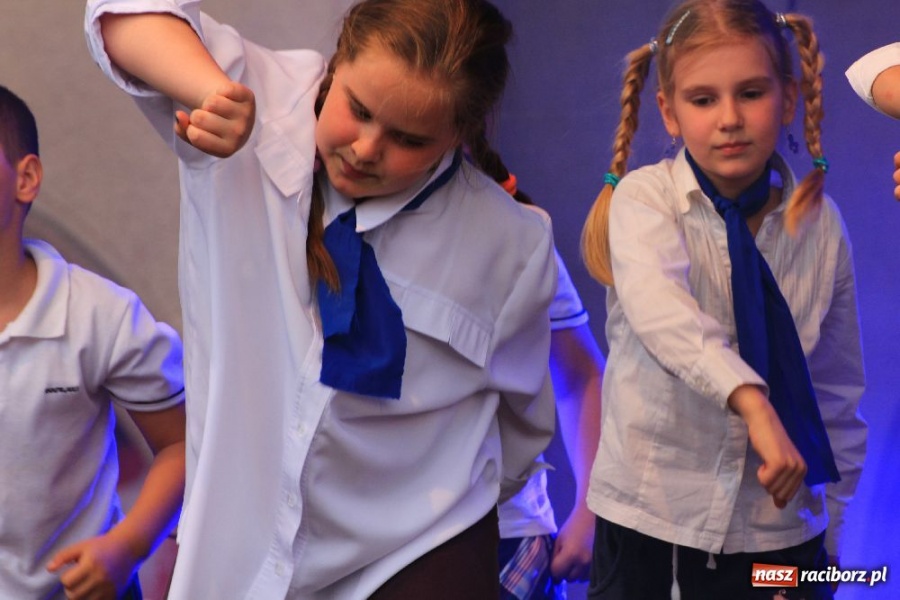 Zdjęcie w galerii na portalu naszraciborz.pl: Pokazy zespołów tanecznych na rynku wiadomości z regionu