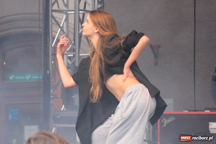 Zdjęcie w galerii na portalu naszraciborz.pl: Pokazy zespołów tanecznych na rynku wiadomości z regionu