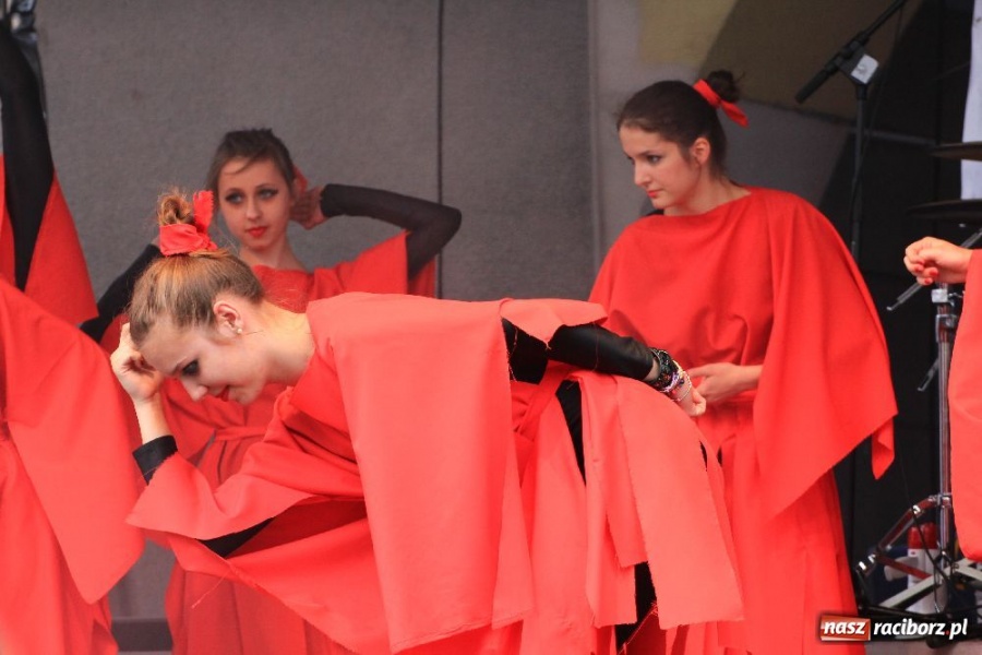Zdjęcie w galerii na portalu naszraciborz.pl: Pokazy zespołów tanecznych na rynku wiadomości z regionu