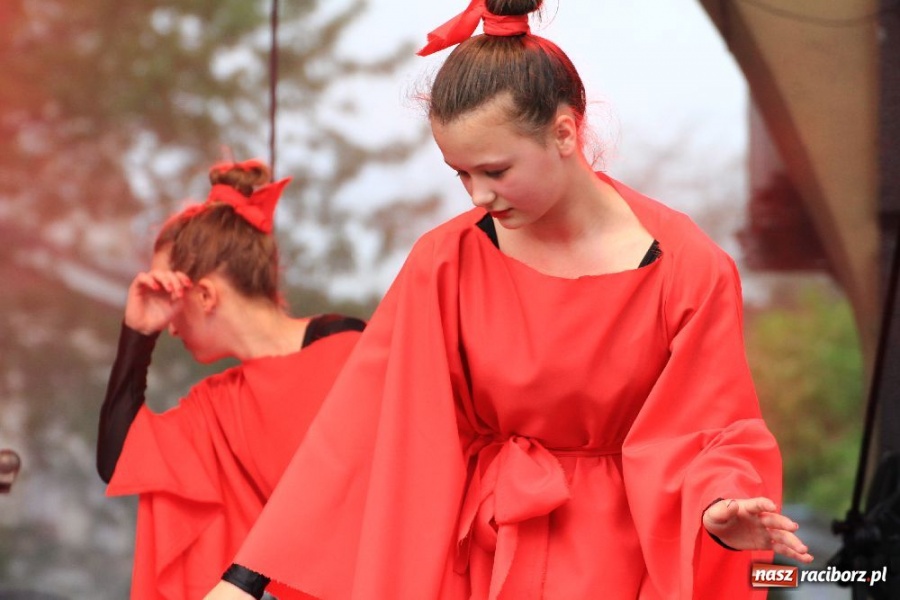 Zdjęcie w galerii na portalu naszraciborz.pl: Pokazy zespołów tanecznych na rynku wiadomości z regionu