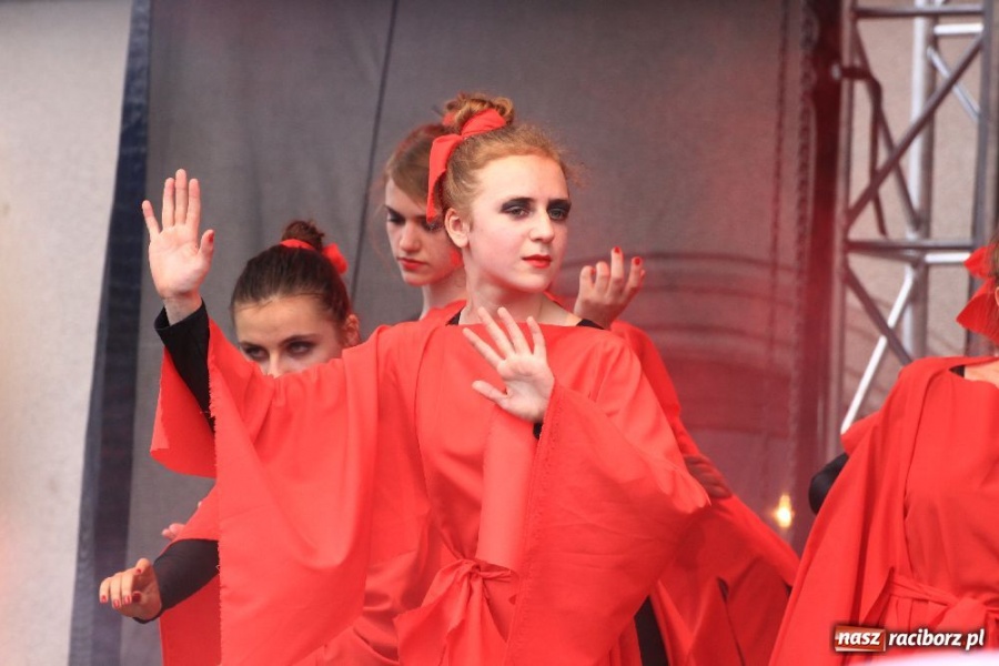 Zdjęcie w galerii na portalu naszraciborz.pl: Pokazy zespołów tanecznych na rynku wiadomości z regionu