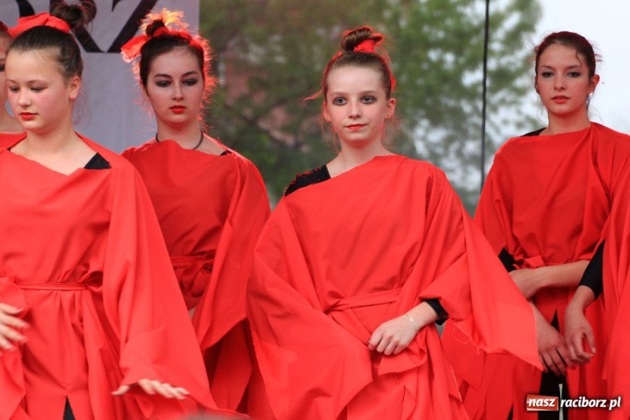 Zdjęcie w galerii na portalu naszraciborz.pl: Pokazy zespołów tanecznych na rynku wiadomości z regionu