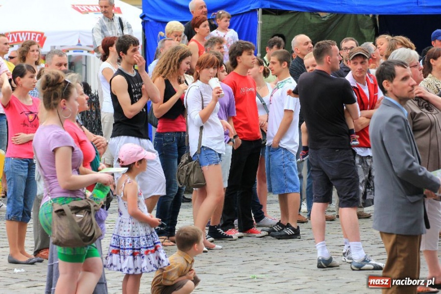 Zdjęcie w galerii na portalu naszraciborz.pl: Pokazy zespołów tanecznych na rynku wiadomości z regionu