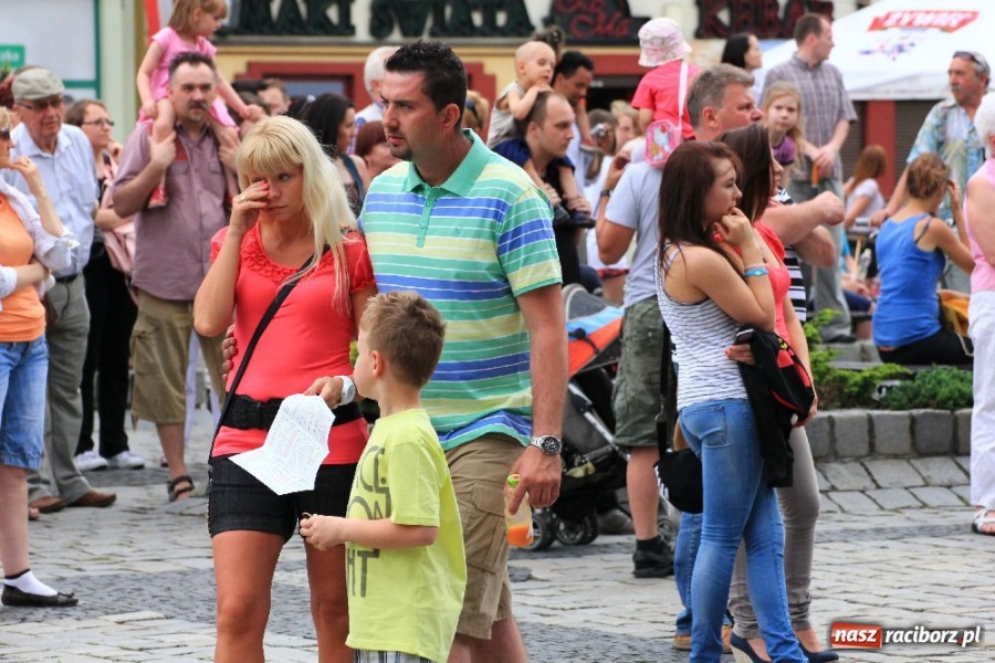 Zdjęcie w galerii na portalu naszraciborz.pl: Pokazy zespołów tanecznych na rynku wiadomości z regionu
