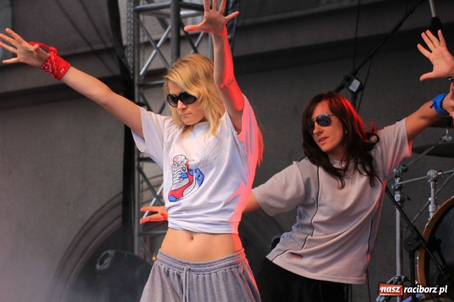 Zdjęcie w galerii na portalu naszraciborz.pl: Pokazy zespołów tanecznych na rynku wiadomości z regionu