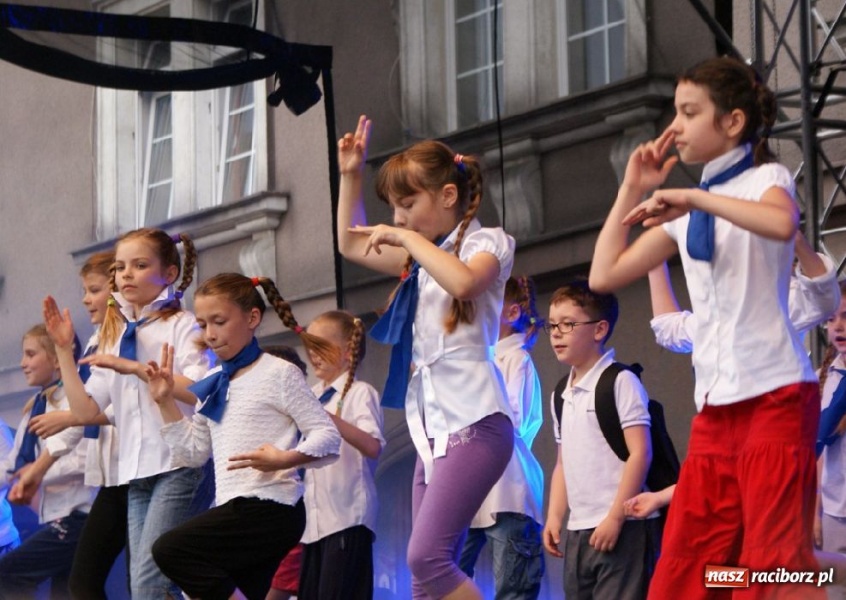 Zdjęcie w galerii na portalu naszraciborz.pl: Pokazy zespołów tanecznych na rynku wiadomości z regionu