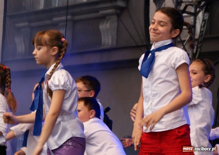 Zdjęcie w galerii na portalu naszraciborz.pl: Pokazy zespołów tanecznych na rynku wiadomości z regionu