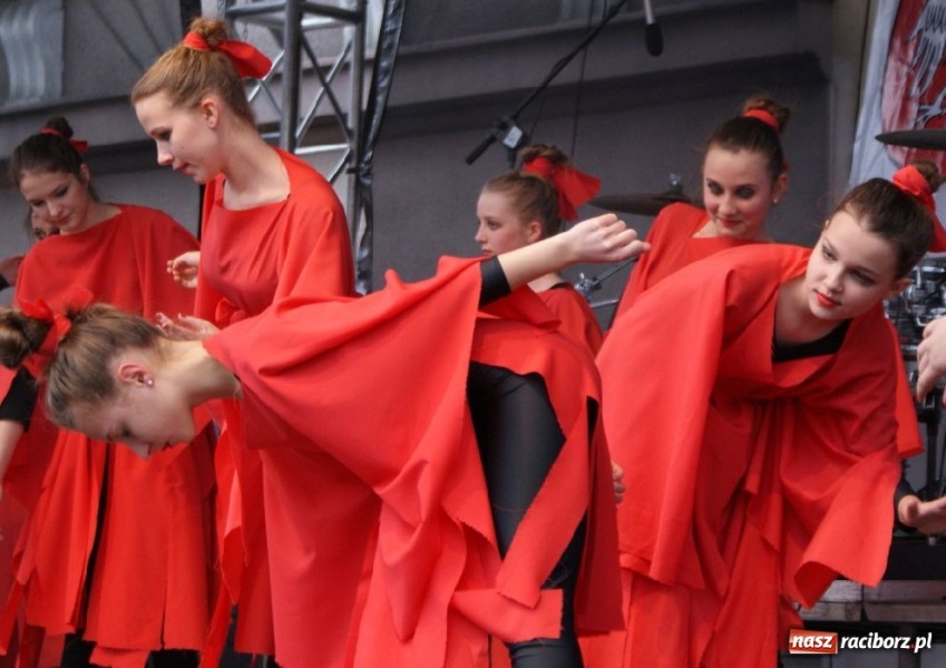 Zdjęcie w galerii na portalu naszraciborz.pl: Pokazy zespołów tanecznych na rynku wiadomości z regionu