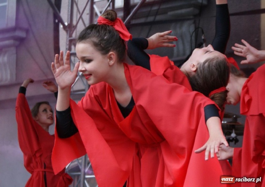 Zdjęcie w galerii na portalu naszraciborz.pl: Pokazy zespołów tanecznych na rynku wiadomości z regionu