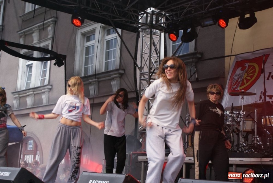 Zdjęcie w galerii na portalu naszraciborz.pl: Pokazy zespołów tanecznych na rynku wiadomości z regionu