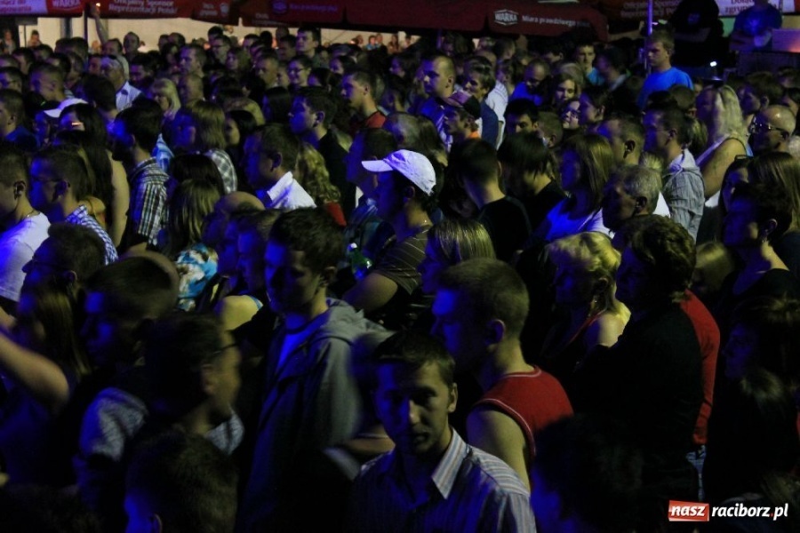 Zdjęcie w galerii na portalu naszraciborz.pl: Tysiące ludzi na koncercie Boys w Nędzy wiadomości z regionu