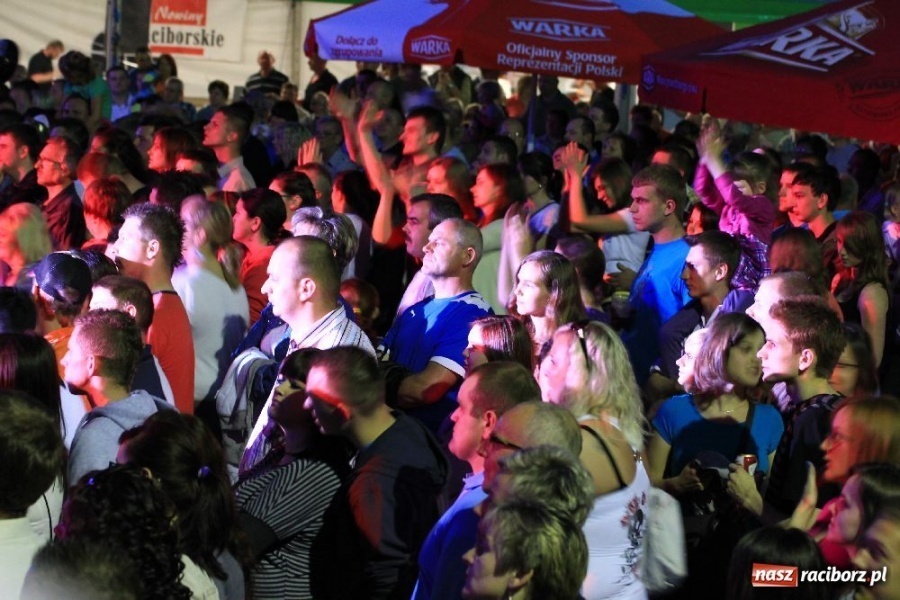 Zdjęcie w galerii na portalu naszraciborz.pl: Tysiące ludzi na koncercie Boys w Nędzy wiadomości z regionu