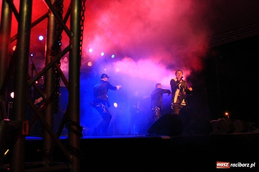 Zdjęcie w galerii na portalu naszraciborz.pl: Tysiące ludzi na koncercie Boys w Nędzy wiadomości z regionu