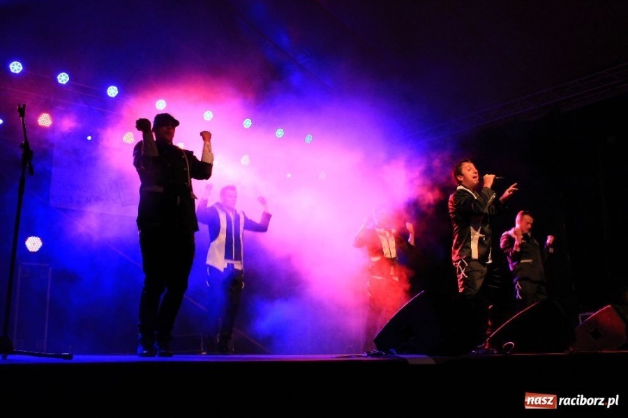 Zdjęcie w galerii na portalu naszraciborz.pl: Tysiące ludzi na koncercie Boys w Nędzy wiadomości z regionu