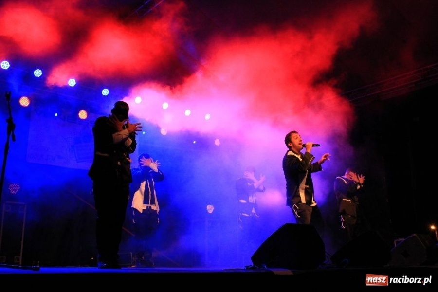 Zdjęcie w galerii na portalu naszraciborz.pl: Tysiące ludzi na koncercie Boys w Nędzy wiadomości z regionu