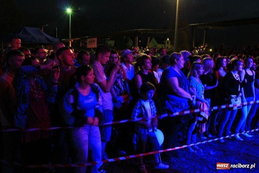 Zdjęcie w galerii na portalu naszraciborz.pl: Tysiące ludzi na koncercie Boys w Nędzy wiadomości z regionu