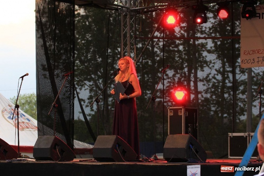 Zdjęcie w galerii na portalu naszraciborz.pl: Wieczór z Kabaretem pod Wyrwigroszem wiadomości z regionu